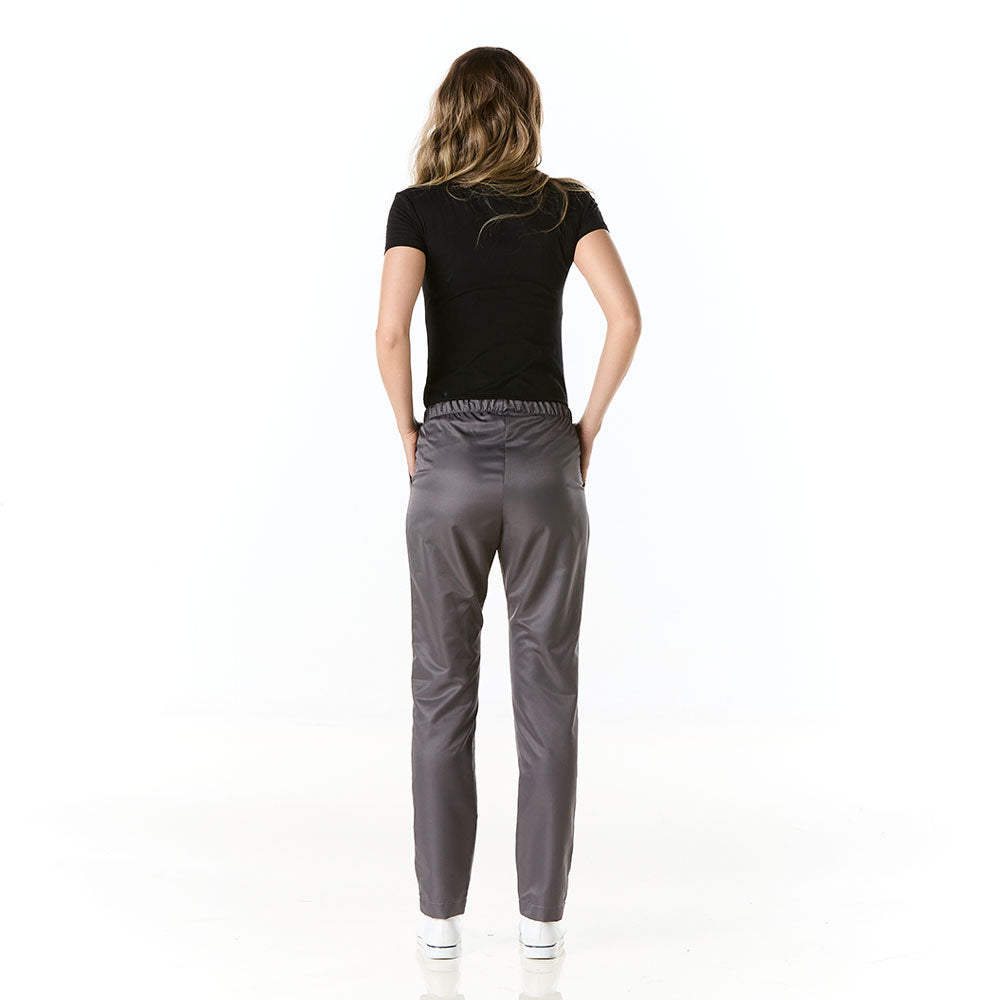 Mujer vistiendo pantalon sanitario tipo jogger gris slim fit con elastico en cintura y bolsillos en cadera - espalda