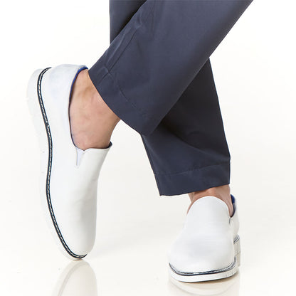 Hombre vistiendo pantalon sanitario tipo jogger azul marino corte slim fit