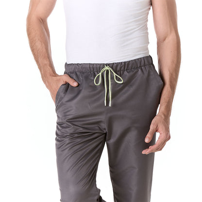 Hombre vistiendo pantalon sanitario tipo jogger gris slim fit con elastico en cintura