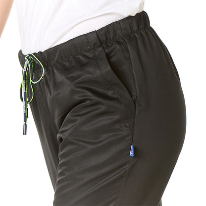 Mujer vistiendo pantalon sanitario tipo jogger negro marino slim fit con elastico en cintura
