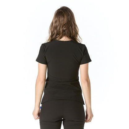 Mujer vistiendo casaca sanitaria negra con cuello en "V" y tela spandex - espalda