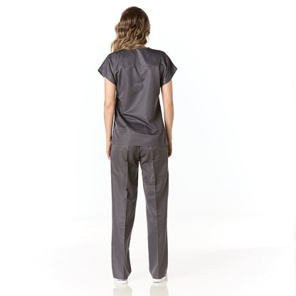 Mujer vistiendo pijama sanitario gris con escote en v y pantalon recto - espalda