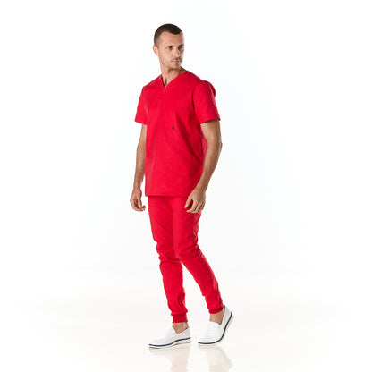 Hombre vistiendo conjunto sanitario color rojo con escote en v y pantalon tipo jogger