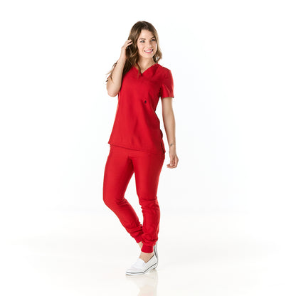 Mujer vistiendo conjunto sanitario color rojo con escote en v y bolsa con cinta portagafete