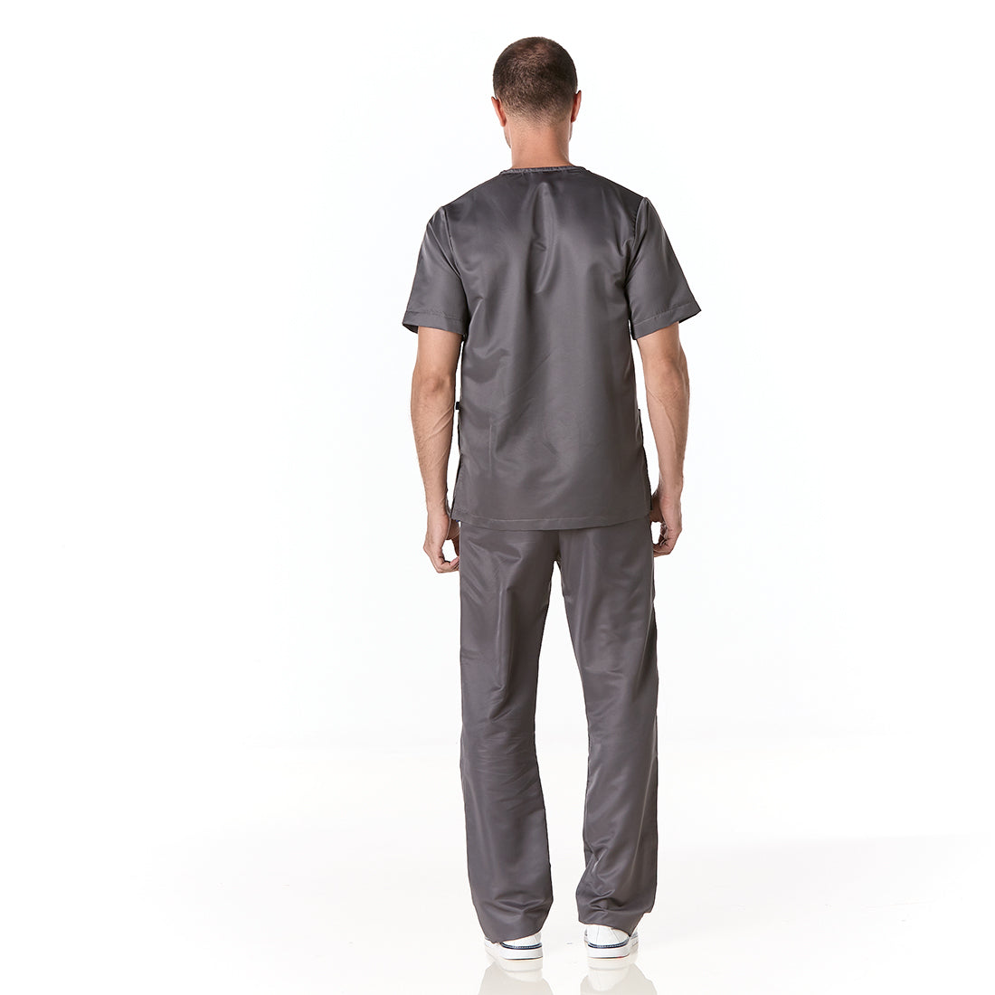 Hombre vistiendo pijama sanitario color gris oscuro con cuello en v y pantalon recto - espalda