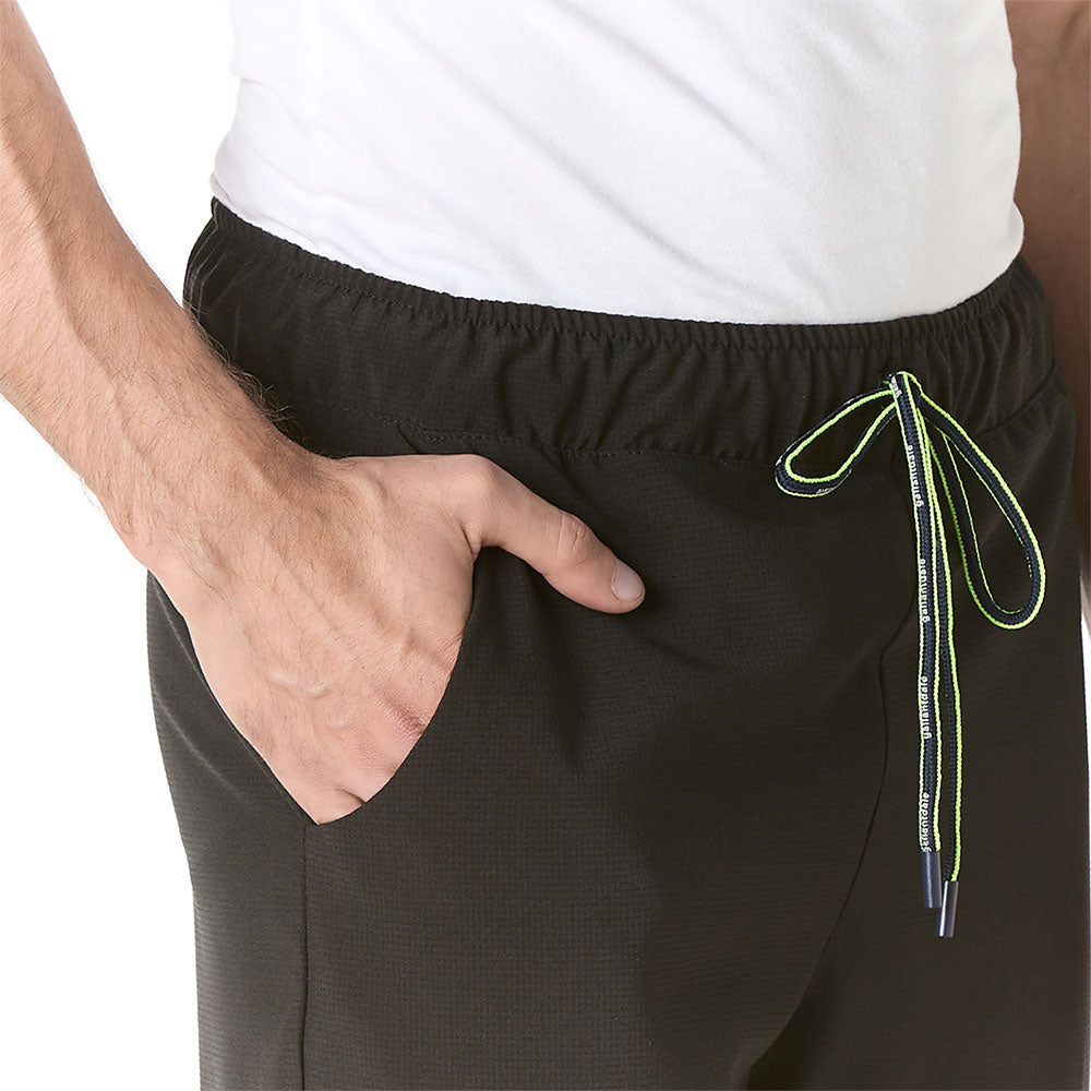 Hombre vistiendo pantalon sanitario negro tipo jogger con elastico ajustable en los tobillos