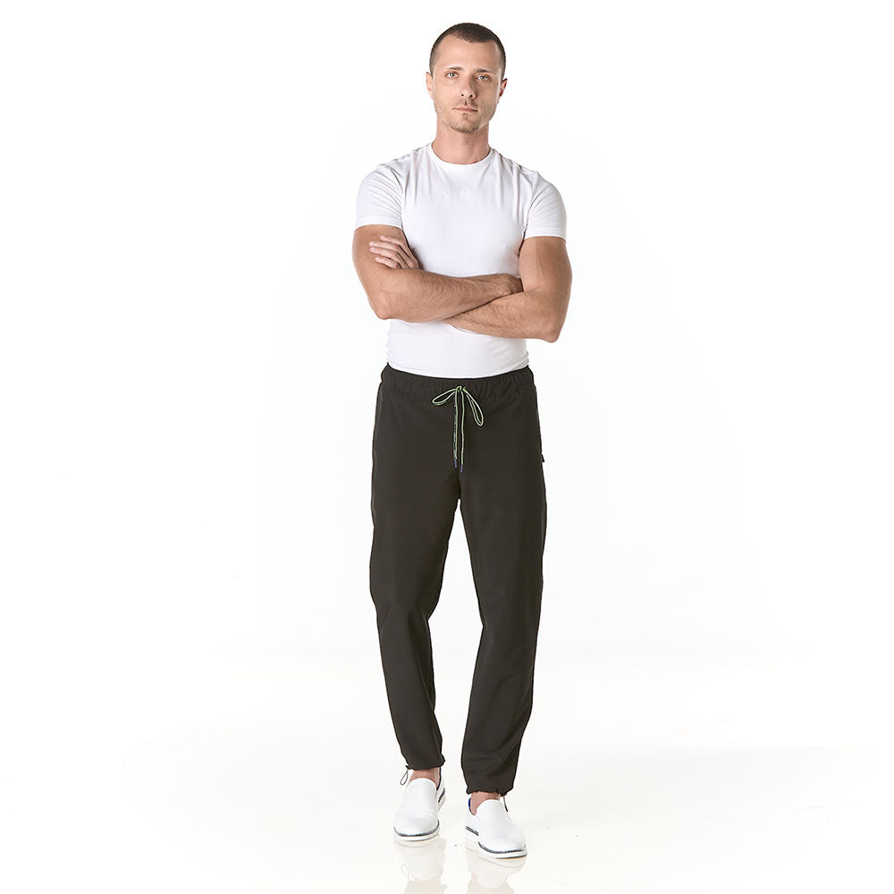 Hombre vistiendo pantalon sanitario negro tipo jogger con elastico en la cintura y tobillos