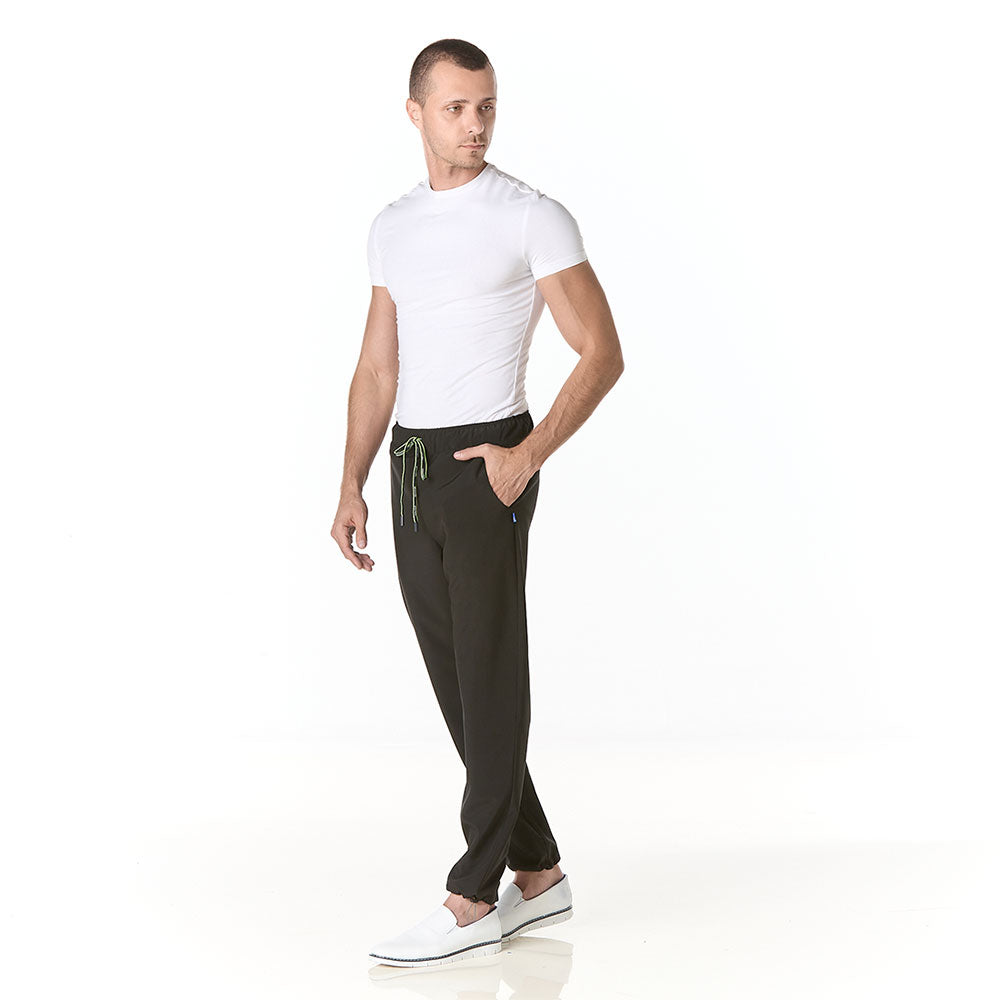 Hombre vistiendo pantalon sanitario negro tipo jogger con elastico en la cintura y tobillos - espalda