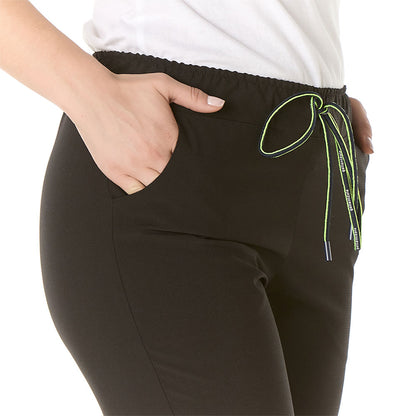 Mujer vistiendo pantalon sanitario negro tipo jogger con elastico en la cintura