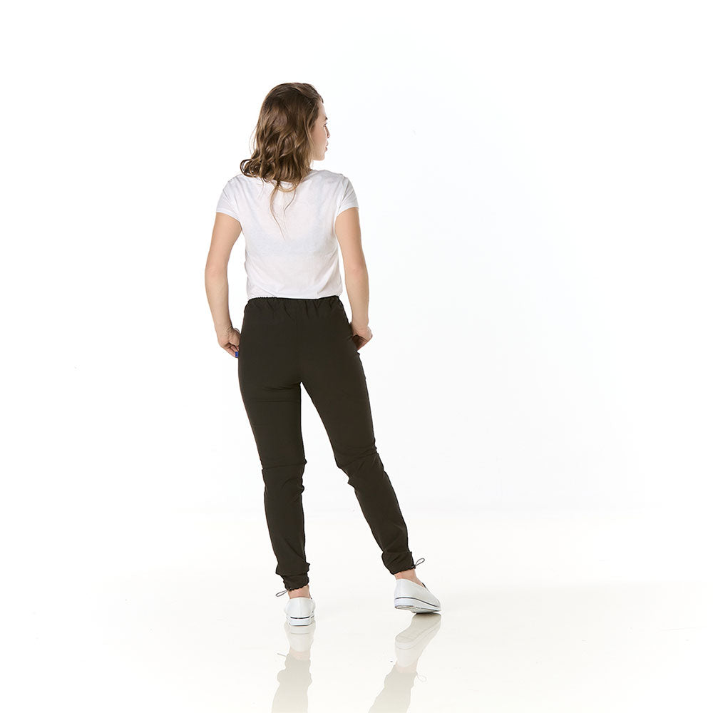 Mujer vistiendo pantalon sanitario negro tipo jogger con elastico en la cintura y tobillos - espalda