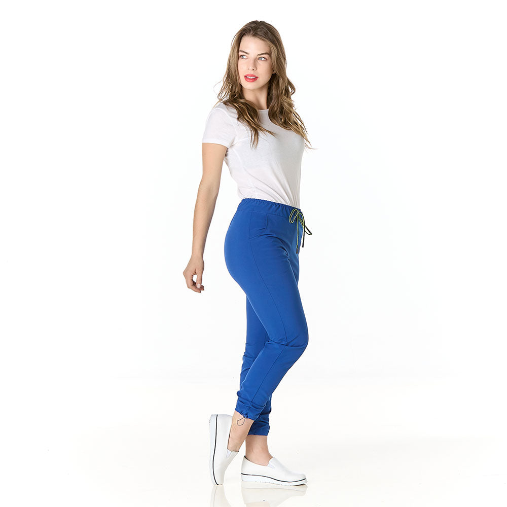 Mujer vistiendo pantalon sanitario azul rey tipo jogger con elastico en la cintura y tobillos - perfil