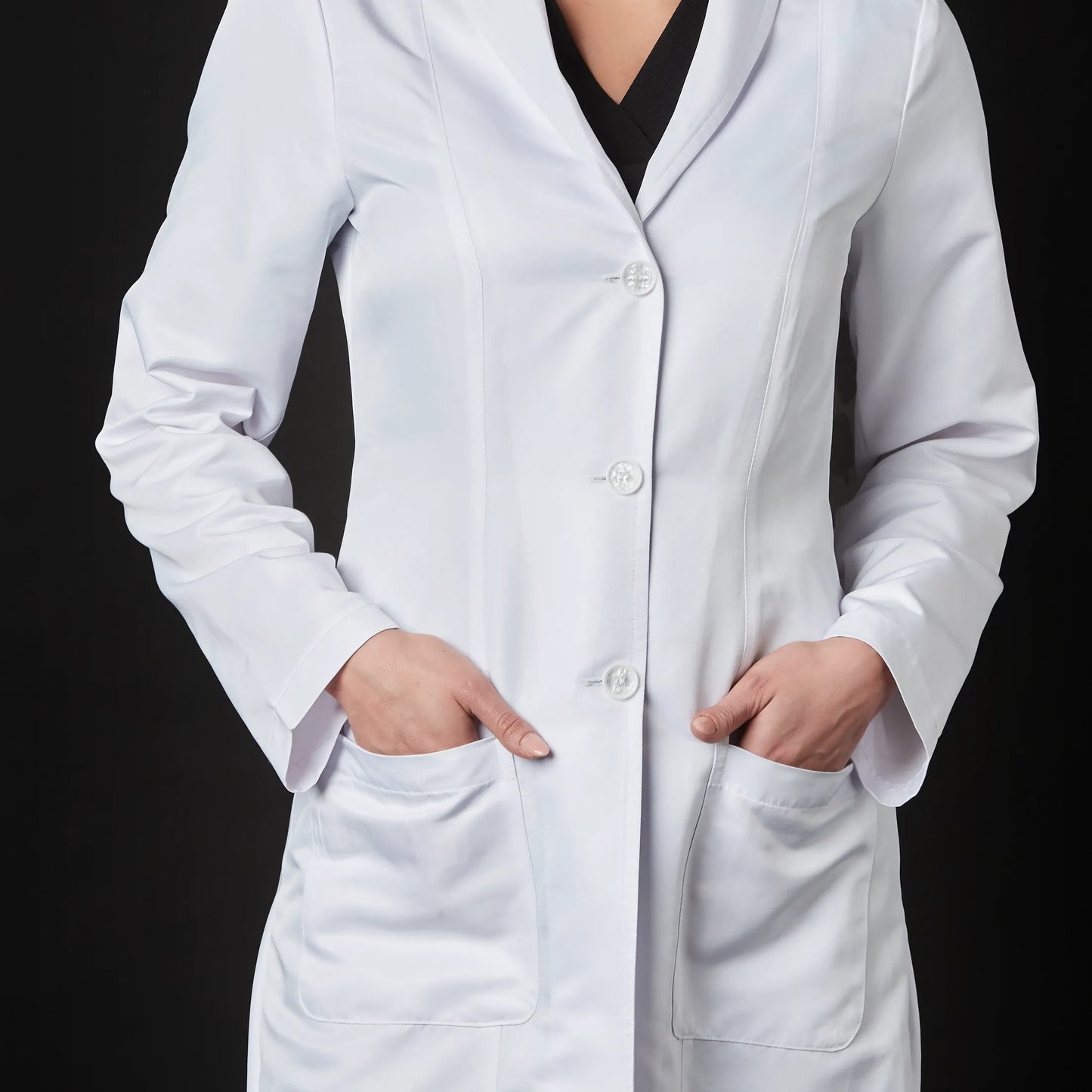 Médico o Doctor vistiendo una  color Blanco marca Gallantdale Uniformes Médicos y Quirúrgicos