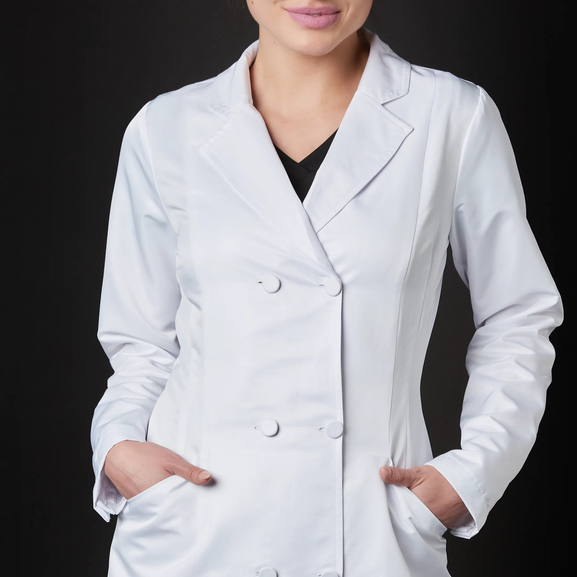 Médico o Doctor vistiendo una  color Blanco marca Gallantdale Uniformes Médicos y Quirúrgicos