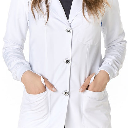 Mujer viste una bata sanitaria color blanco con botonadura tipo saco