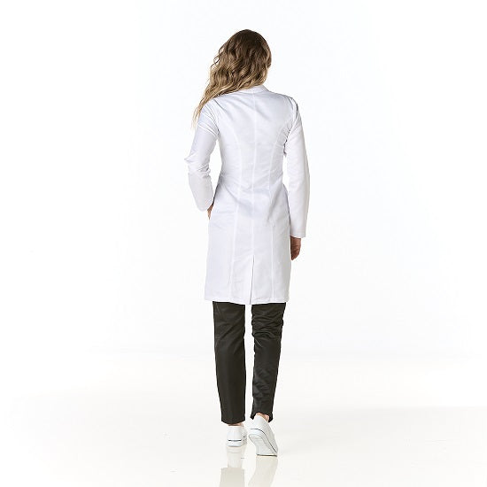 Mujer viste una bata sanitaria larga color blanco con ajuste estilizado - espalda