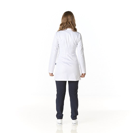 Mujer viste una bata sanitaria color blanco con pinzas en la espalda para un ajuste estilizado