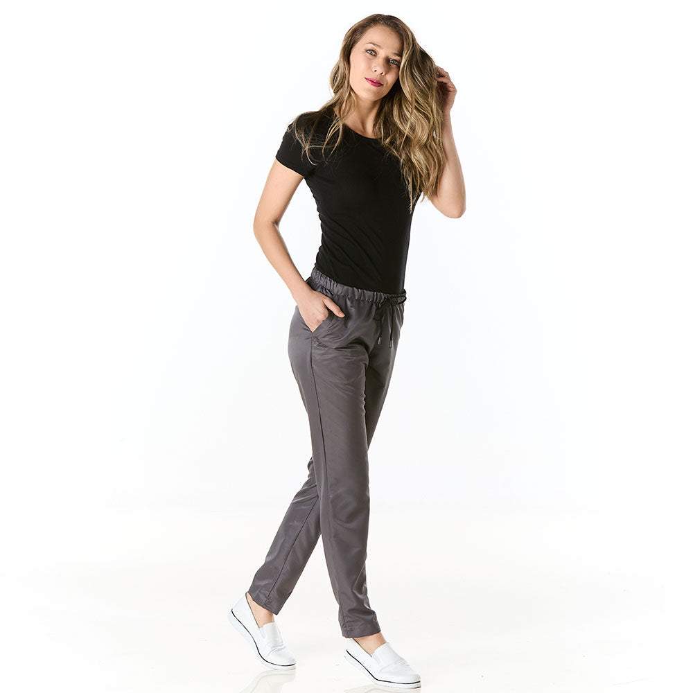 Mujer vistiendo pantalon sanitario tipo jogger gris slim fit con elastico en cintura y bolsillos en cadera