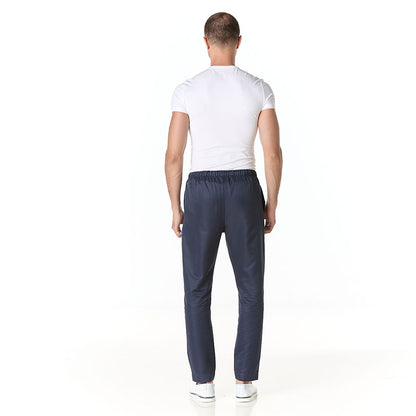 Hombre vistiendo pantalon sanitario tipo jogger azul marino slim fit con elastico en cintura y bolsillos en cadera - espalda