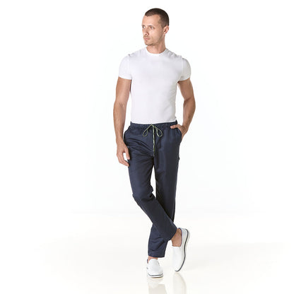 Hombre vistiendo pantalon sanitario tipo jogger azul marino slim fit con elastico en cintura y bolsillos en cadera