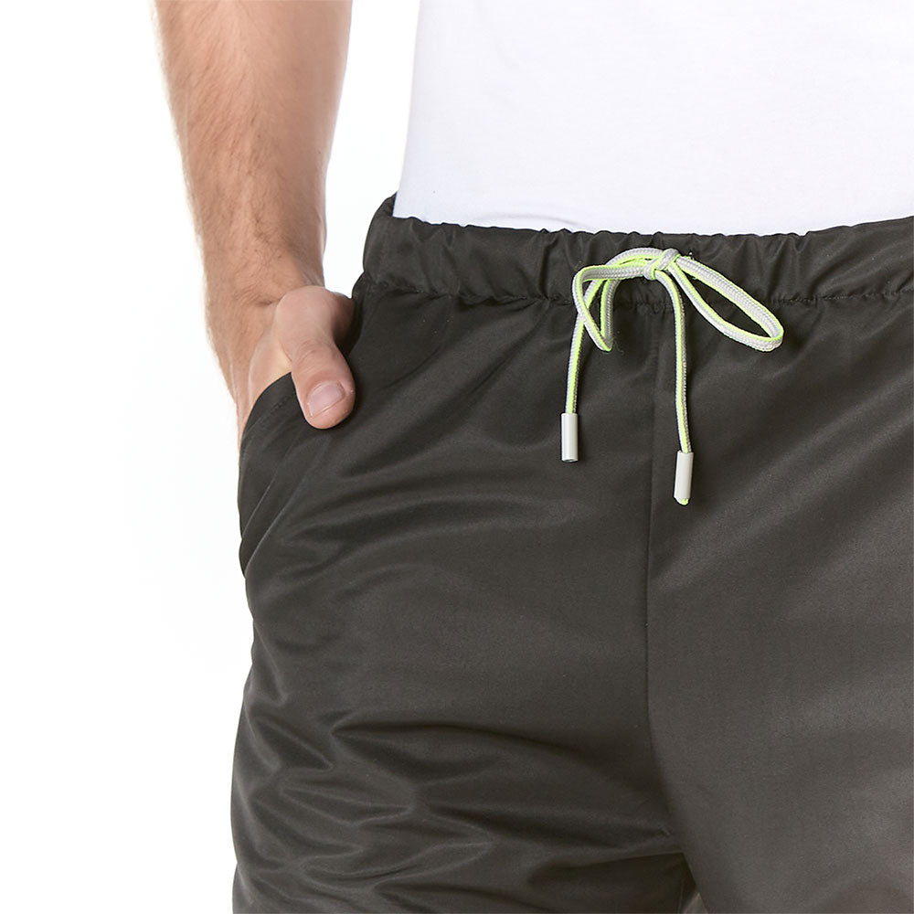 Hombre vistiendo pantalon sanitario tipo jogger negro marino slim fit con elastico en cintura