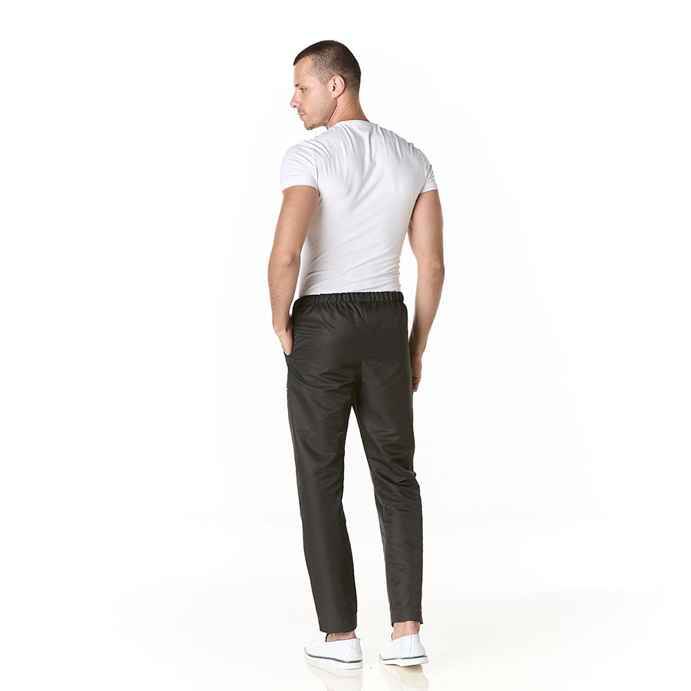 Hombre vistiendo pantalon sanitario tipo jogger negro marino slim fit con elastico en cintura y bolsillos en cadera - espalda