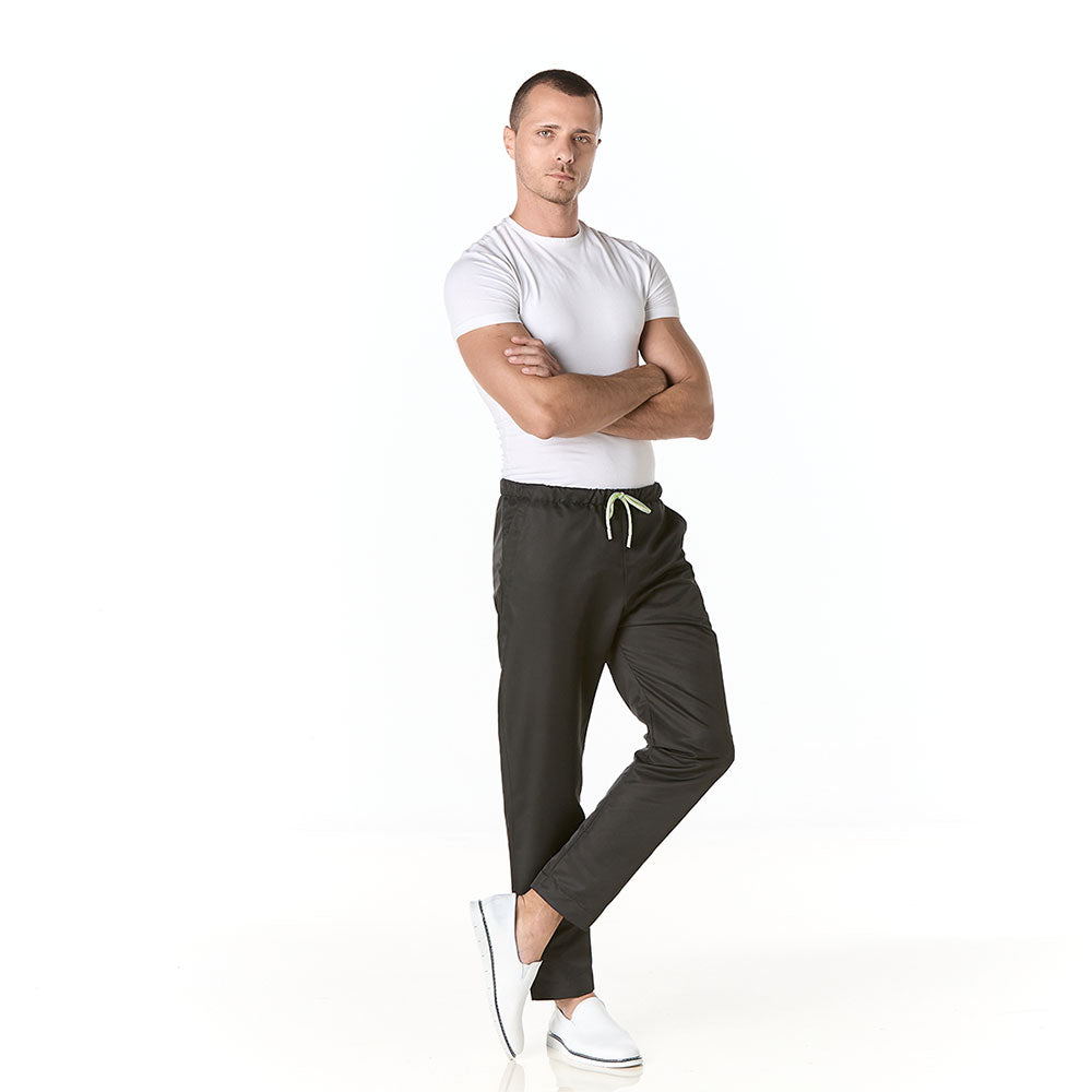 Hombre vistiendo pantalon sanitario tipo jogger negro slim fit con elastico en cintura y bolsillos en cadera