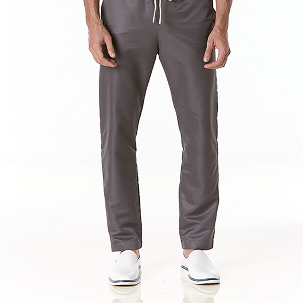 Hombre vistiendo pantalon sanitario tipo jogger gris corte slim fit
