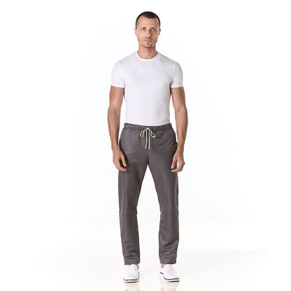 Hombre vistiendo pantalon sanitario tipo jogger gris slim fit con elastico en cintura y bolsillos en cadera