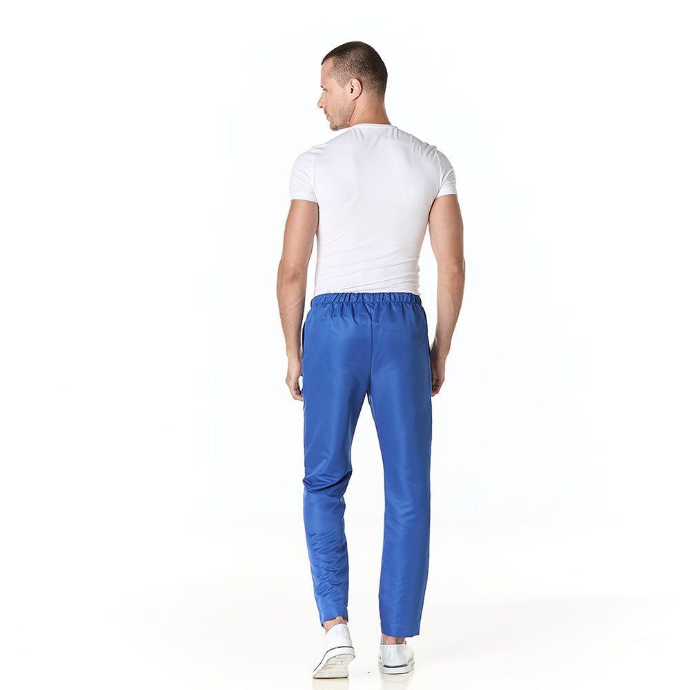 Hombre vistiendo pantalon sanitario tipo jogger azul rey slim fit con elastico en cintura y bolsillos en cadera - espalda