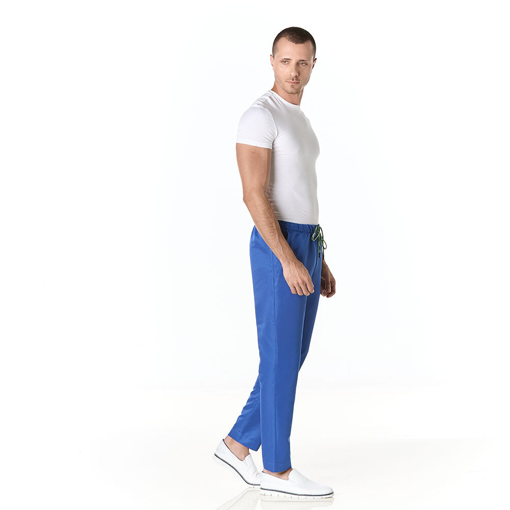 Hombre vistiendo pantalon sanitario tipo jogger azul rey corte slim fit