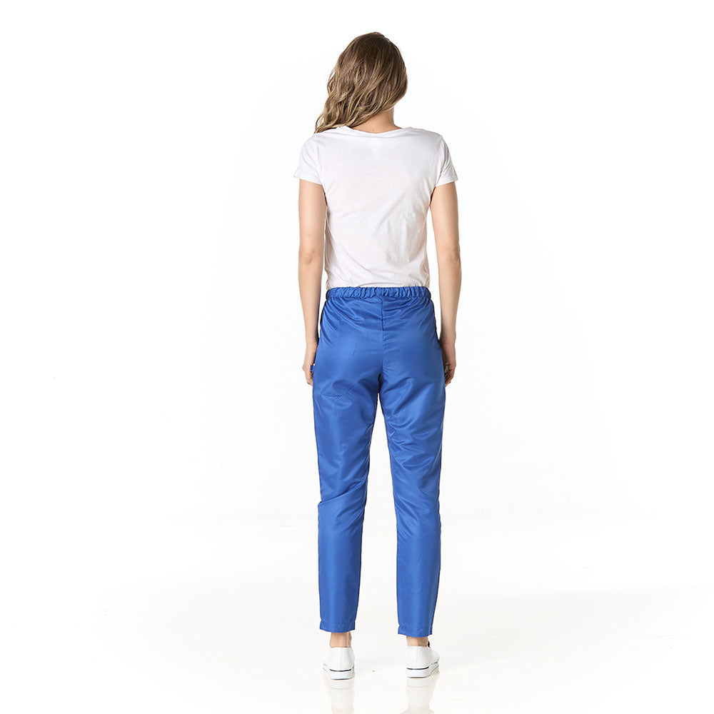 Mujer vistiendo pantalon sanitario tipo jogger azul rey slim fit con elastico en cintura y bolsillos en cadera - espalda