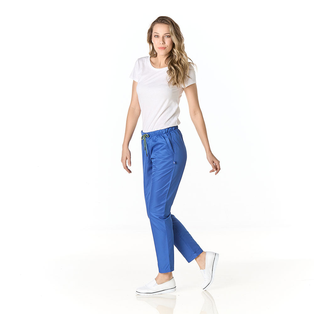 Mujer vistiendo pantalon sanitario tipo jogger azul rey slim fit con elastico en cintura y bolsillos en cadera