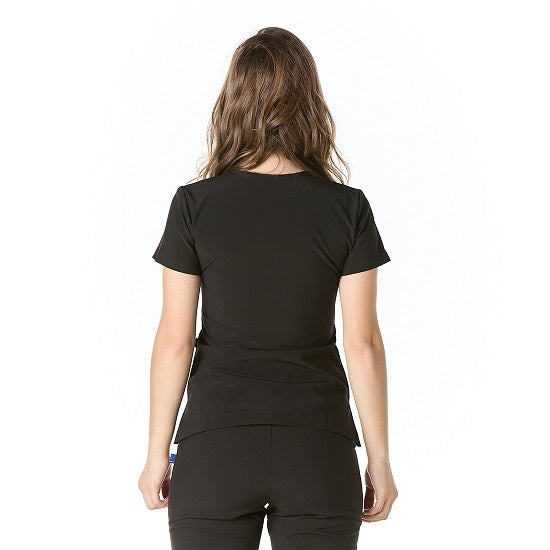 Mujer vistiendo casaca sanitaria negra con cuello en "V" y tela spandex - espalda