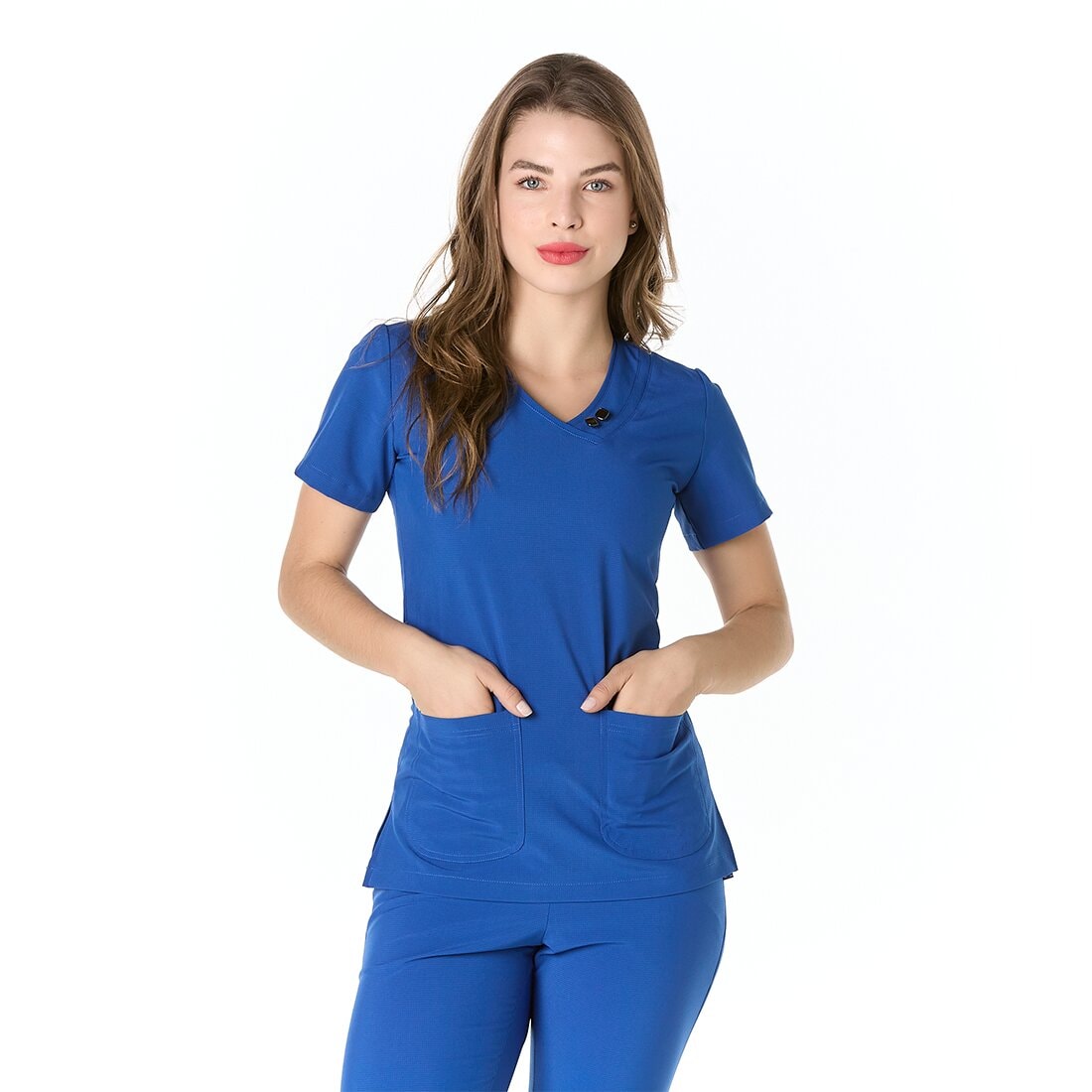 Mujer vistiendo casaca sanitaria azul con cuello en "V" y tela spandex