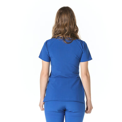 Mujer vistiendo casaca sanitaria azul con cuello en "V" y tela spandex - espalda