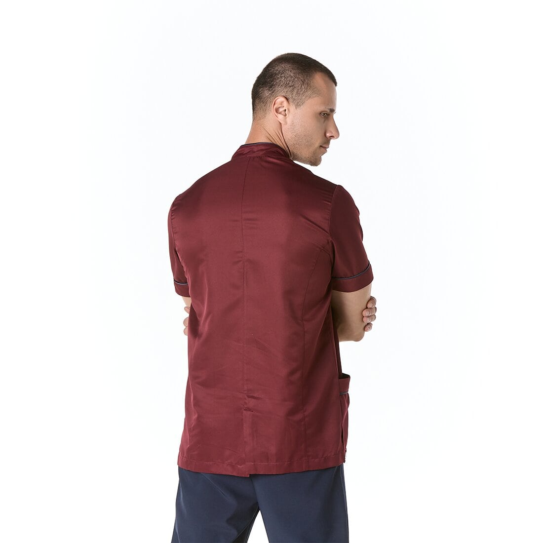 Hombre vistiendo casaca sanitaria color vino con cuello mao y cierre al frente - espalda
