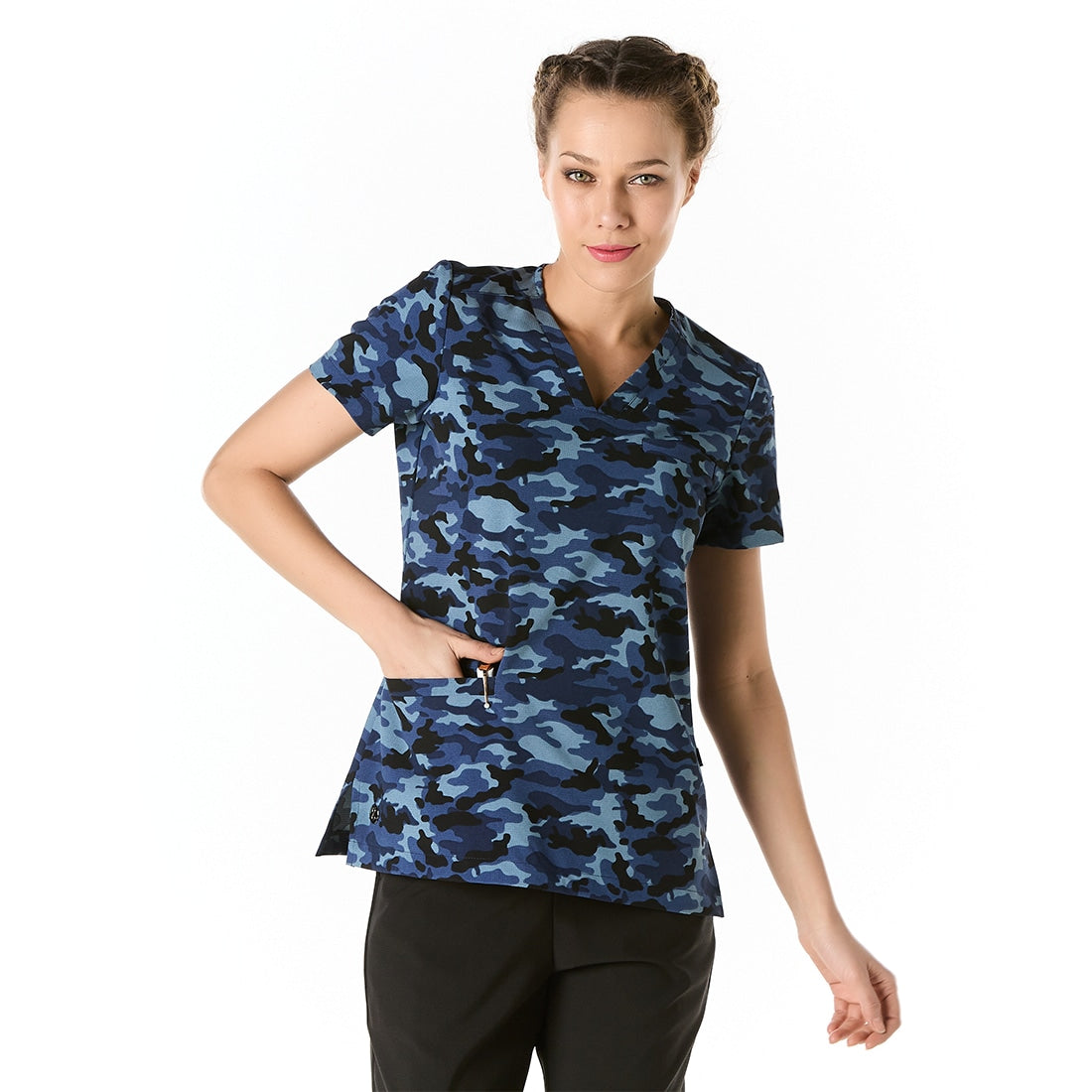 Mujer vistiendo Casaca Sanitaria con estampado militar azul y cuello en V