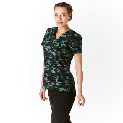 Mujer vistiendo Casaca Sanitaria con estampado militar verde y cuello en V