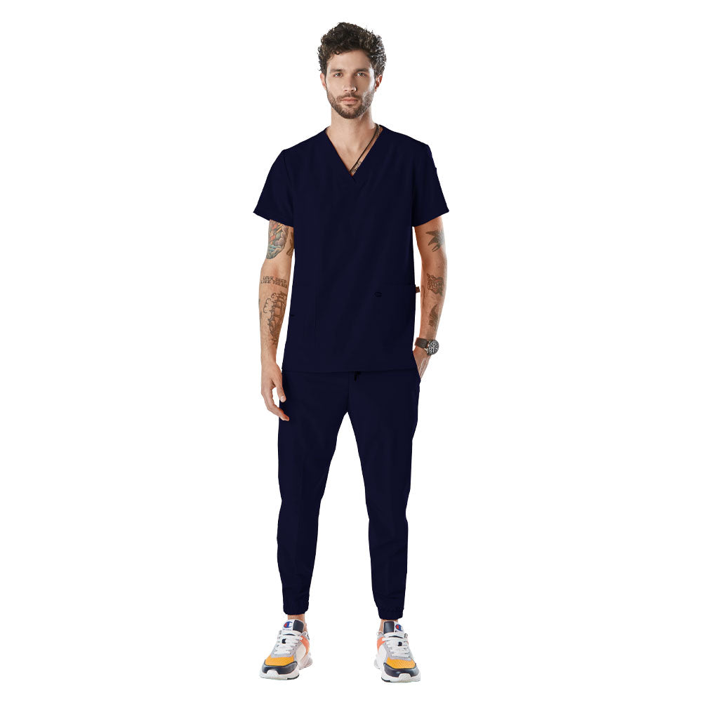 Hombre vistiendo pijama sanitario color azul marino con cuello en v y pantalon tipo jogger
