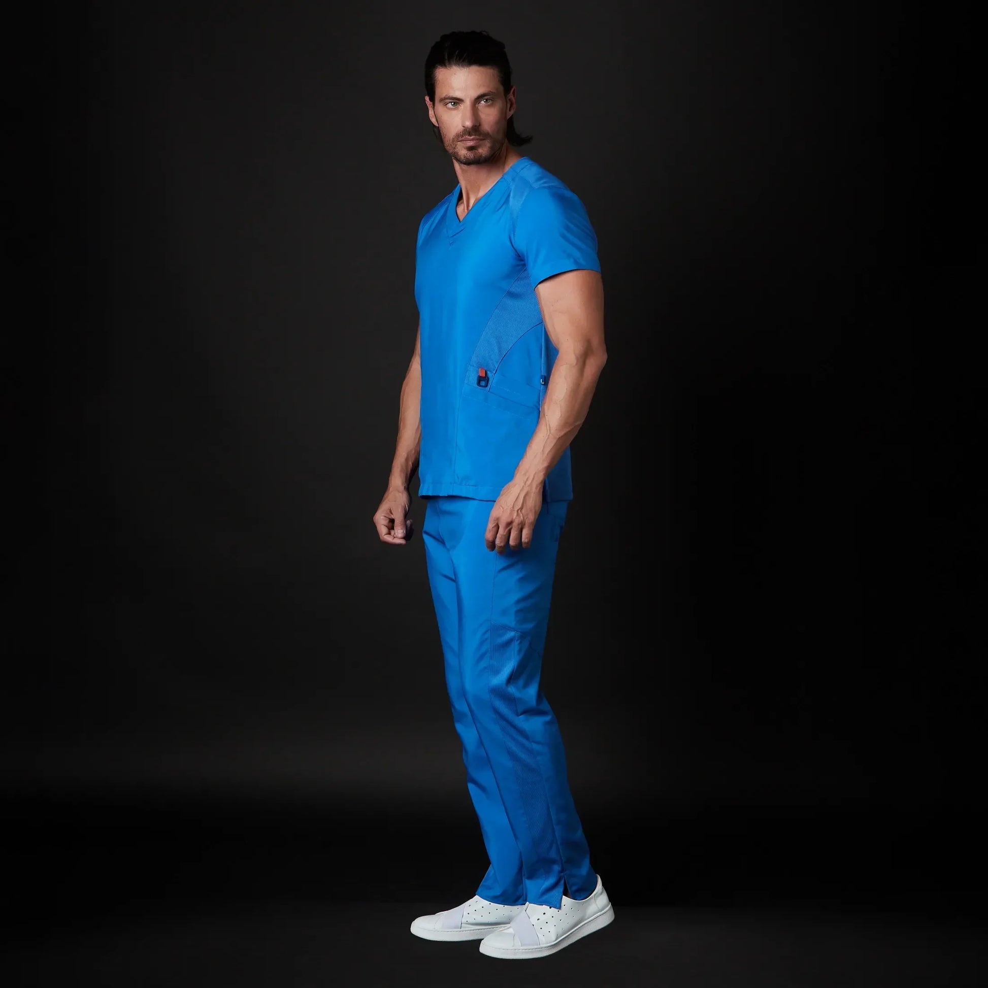 Médico o Doctor vistiendo una PIJAMA quirúrgica scrubs color Azul Electrico marca Gallantdale Uniformes Médicos y Quirúrgicos