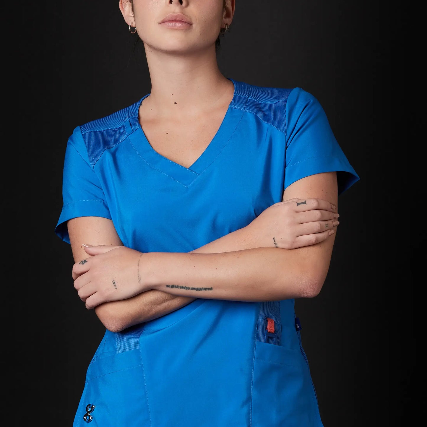 Médico o Doctor vistiendo una  color Azul Electrico marca Gallantdale Uniformes Médicos y Quirúrgicos