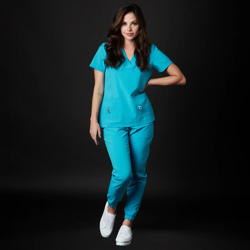 Médico o Doctora vistiendo una PIJAMA quirúrgica scrubs performance color negro marca Gallantdale Uniformes Médicos y Quirúrgicos