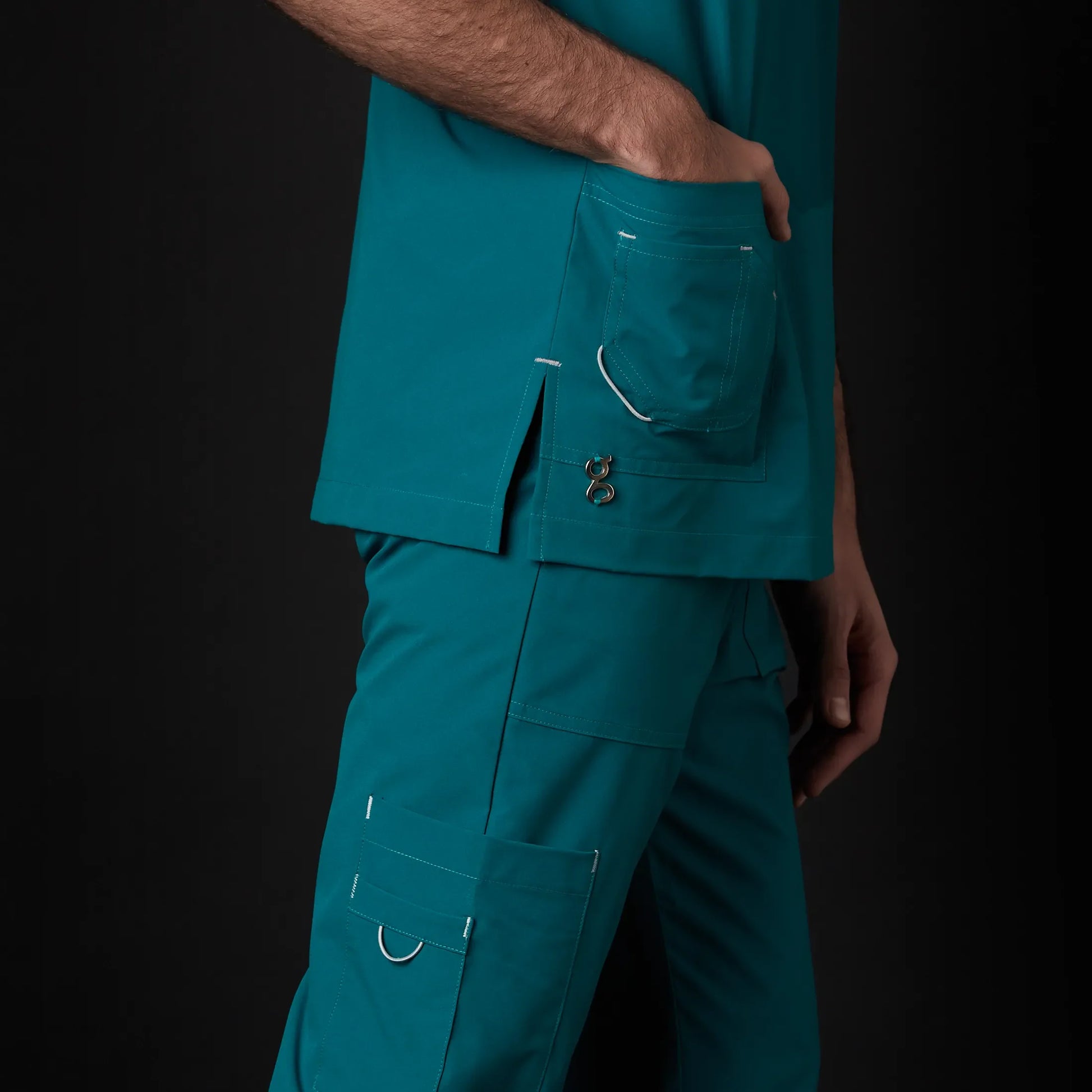 Médico o Doctor vistiendo una  color Skyblue marca Gallantdale Uniformes Médicos y Quirúrgicos