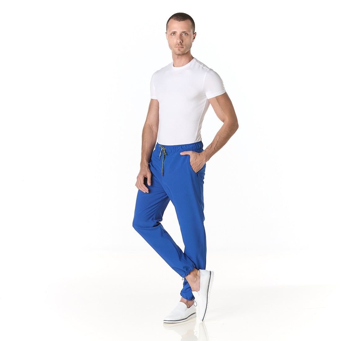 Hombre vistiendo pantalon sanitario azul rey tipo jogger con elastico en la cintura y tobillos