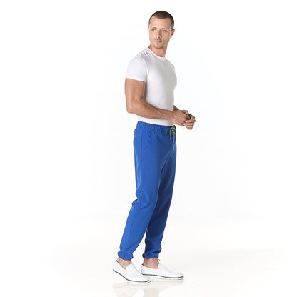 Hombre vistiendo pantalon sanitario azul rey tipo jogger con elastico ajustable en los tobillos