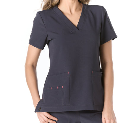 Mujer vistiendo conjunto sanitario color gris oscuro con tela spandex y multibolsillos