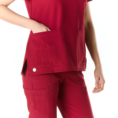 Mujer vistiendo conjunto sanitario color vino con tela spandex y multibolsillos