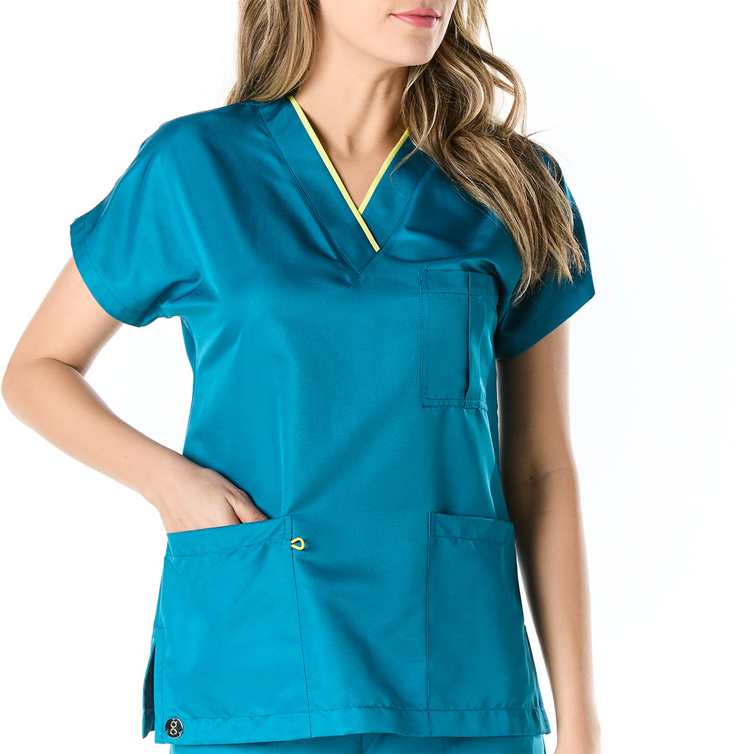 Mujer vistiendo pijama sanitario azul con escote en v y elastico portagafete
