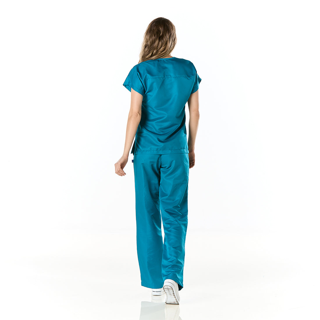 Mujer vistiendo pijama sanitario azul con escote en v y pantalon recto - espalda