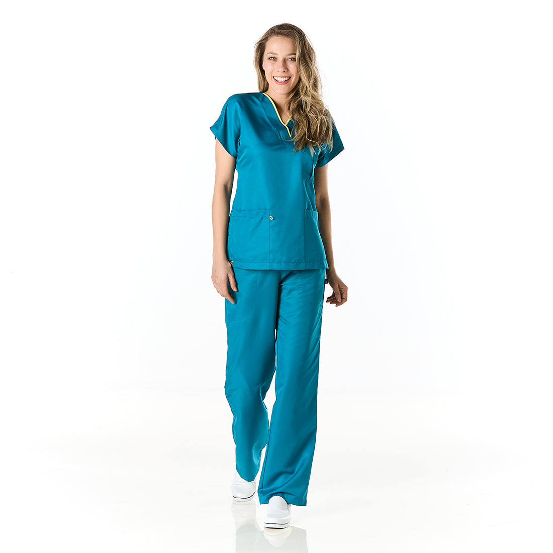 Mujer vistiendo pijama sanitario azul con escote en v y pantalon recto